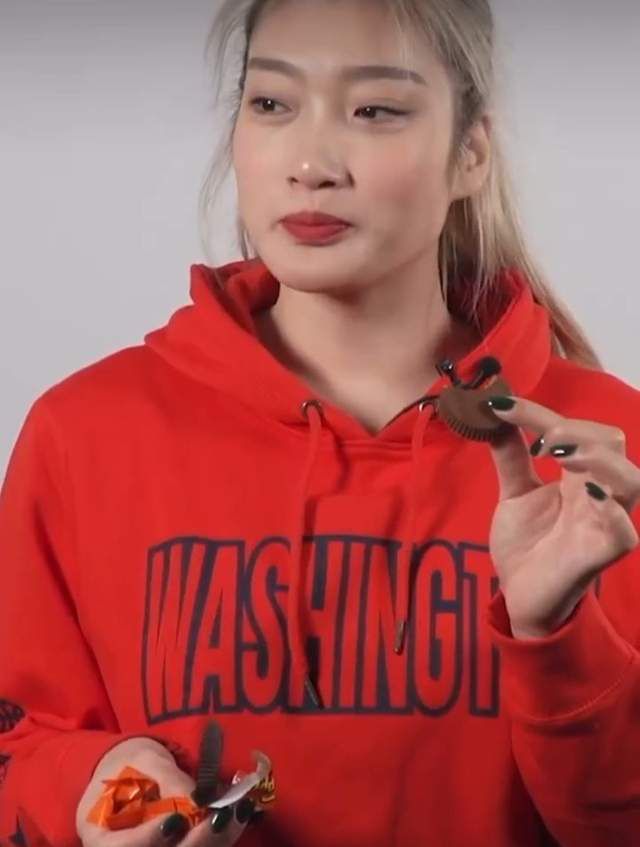 美女扒开内裤打光屁股